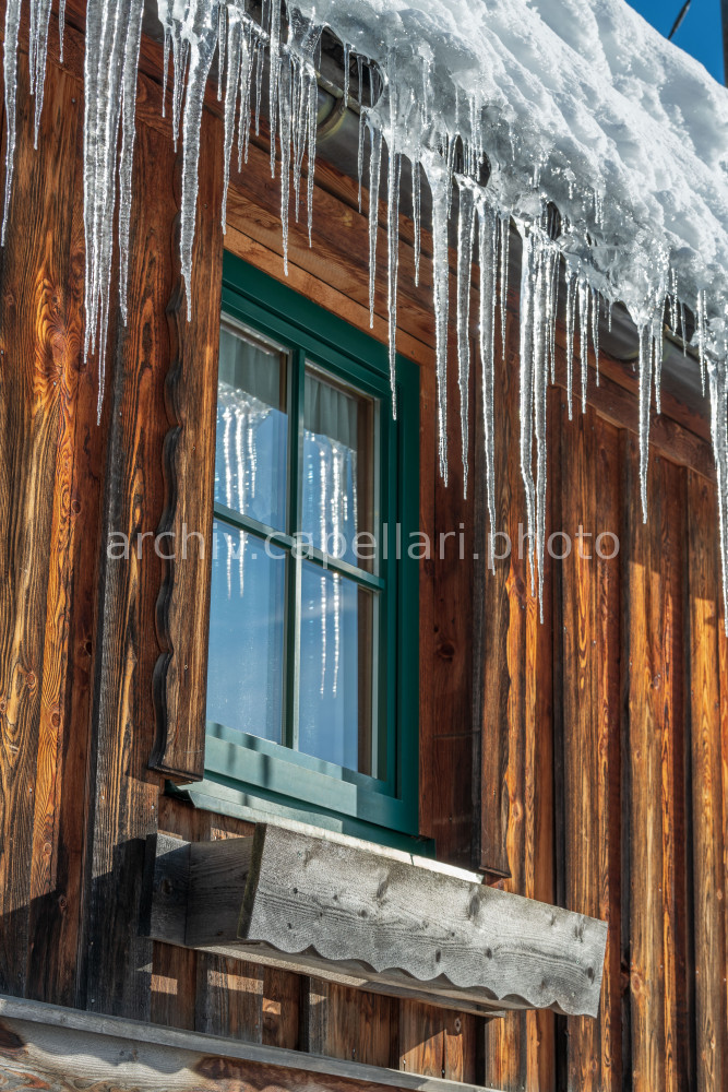 Eiszapfen hängen vor einem Fenster eines Bauernhauses in Wörschach (Manuel_Capellari_CAP19012007255.jpg) Eiszapfen hängen vor einem Fenster eines Bauernhauses in Wörschach (Manuel_Capellari_CAP19012007255.jpg)